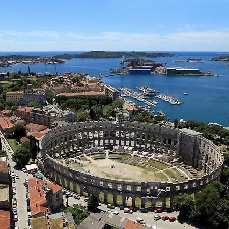 Apartment With A Parking Space - 14533 Pula