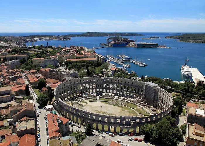 Apartman With A Parking Space - 14533 Pula